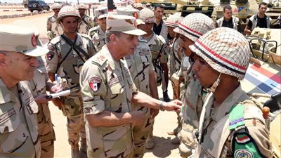 وزير الدفاع يشهد إجراءات تفتيش الحرب لإحدى تشكيلات الجيش الثانى الميداني
