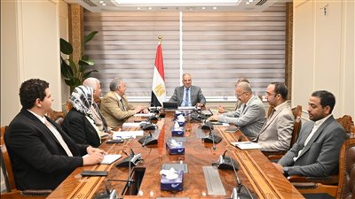 وزير الري يبحث إجراءات تطوير عمليات قياس مناسيب وتصرفات المياه بالترع 