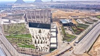 البدء في وضع القطع الأثرية داخل فتارين العرض بالقاعات الرئيسية بالمتحف الكبير