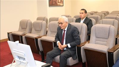 وزير التربية والتعليم يتابع امتحانات الثانوية العامة عبر تقنية الفيديو كونفرانس 