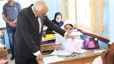 وزير التربية والتعليم ومحافظ السويس يتفقدان لجان امتحانات الثانوية العامة بالمحافظة