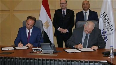 وزير النقل يشهد توقيع عقد تحديث وعمرة وإعادة تأهيل 280 جرار سكة حديد 