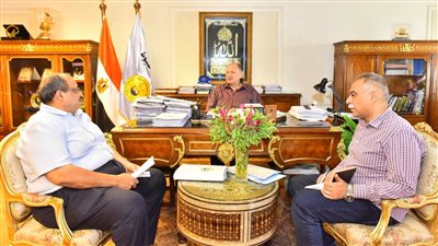 محافظ أسيوط يطمئن على توافر السلع الغذائية والأساسية بكميات مناسبة