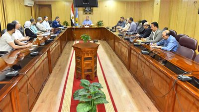محافظ أسيوط يترأس اجتماع متابعة الموقف التنفيذى لمشروعات الوحدات والمراكز الصحية بالقرى 