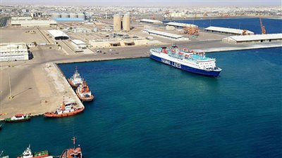 انتظام العمل بموانئ البحر الاحمر وتداول 266 شاحنة