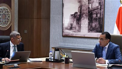 رئيس الوزراء يتابع مع الرئيس التنفيذي لوكالة الفضاء المصرية عددًا من مشروعات الوكالة