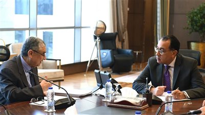 رئيس الوزراء يتابع مع وزير الكهرباء والطاقة المتجددة عدداً من ملفات العمل