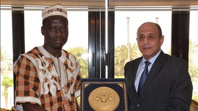 وزير الطيران المدنى يبحث مع وزير النقل بدولة بوركينا فاسو سبل التعاون المشترك فى مجال النقل الجوي