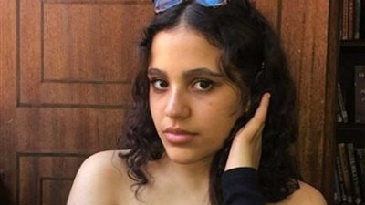 ابنة عمرو دياب تثير الجدل.. ظهرت في حضن صديقها