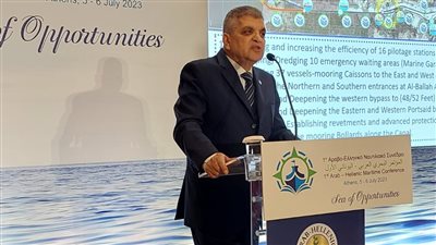 الفريق أسامة ربيع يستعرض استراتيجية قناة السويس