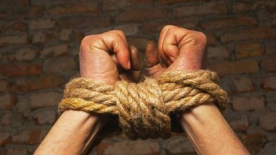 زوجها عذبها وقيدها بالحبال.. وآثار تعذيب بالوجه والرأس 