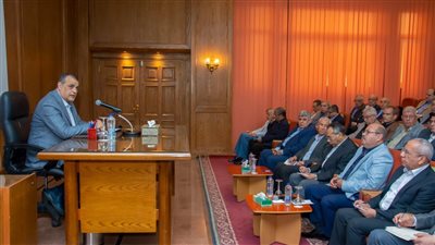 وزير الإنتاج الحربي يعقد اجتماع مع رؤساء مجالس إدارات الشركات والوحدات التابعة ورؤساء القطاعات والمستشارين بالوزارة