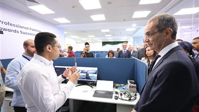 وزير الاتصالات يفتتح مقر شركة سايتك سولوشينز الرائدة فى تطوير الأجهزة لصناعة السيارات 