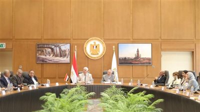 وزير التعليم العالي يعقد اجتماعًا مع مستشاريه بالجامعات الخاصة والأهلية