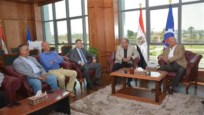 وزير قطاع الأعمال يستهل زيارته للسويس بلقاء المحافظ وأعضاء مجلسي النواب والشيوخ