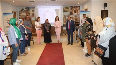 وزيرة الثقافة تتابع ورشة تعليم أساسيات لغة الإشارة للعاملين بقطاعات الوزارة 