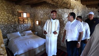 رئيس الوزراء يتفقد أحد المنتجعات السياحية البيئية الشهيرة بالواحة