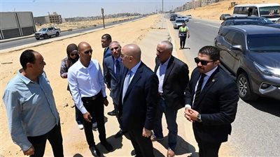 وزير الإسكان يتفقد مشروعات تطوير محاور الطرق