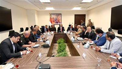 وزير الإسكان ورئيسا هيئتى 