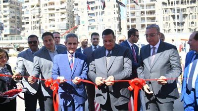 وزير التنمية المحلية ومحافظ الغربية يفتتحان معرض للمنتجات اليدوية