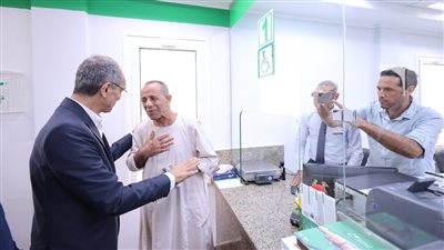 وزير الاتصالات يفتتح ويتفقد عدد من المشروعات بقرى حياة كريمة 