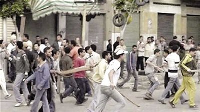 بسبب ركن سيارة.. مشاجرة بين عائلتين بإمبابة