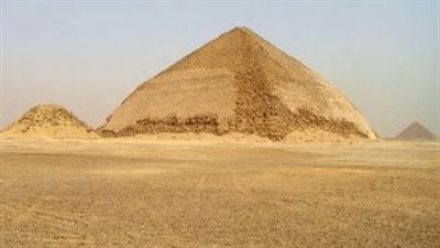 الآثار: الهرم المنحنى بدهشور آمن تماما ولا صحة لما يتردد بسقوط بعض أحجاره