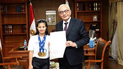 وزير التربية والتعليم يكرم أسرع عداءة «داون» في مصر توجت بذهبيتين بمونديال فرنسا