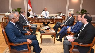 وزير الإسكان يبحث مع مسئولى شركة أكوا باور سبل تعزيز التعاون فى مجال تحلية مياه البحر