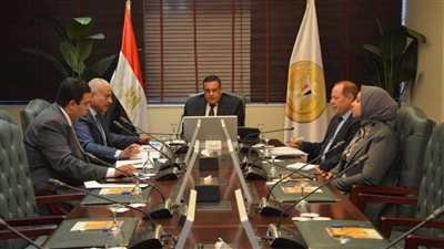 وزير التنمية المحلية يتابع مع محافظ السويس الموقف التنفيذي للمشروعات التنموية 