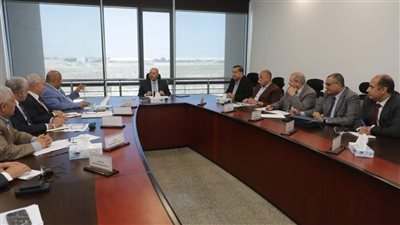 وزير النقل يعقد اجتماعا مع  رؤساء  الشركات المصنعة للفلنكات الخرسانية