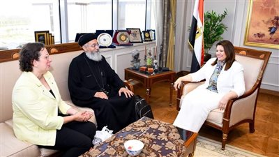 وزيرة الهجرة تلتقي راعي كنيسة العذراء بكندا