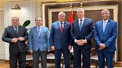 وزير الزراعة يبحث مع مسئولي 