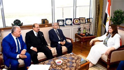 وزيرة الهجرة تستقبل رئيس اتحاد الغرف التجارية وغرفة القاهرة لبحث أوجه التعاون 