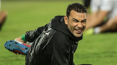 مفيش مبادئ.. عصام الحضري يسخر من الأهلي بعد صفقة إمام عاشور