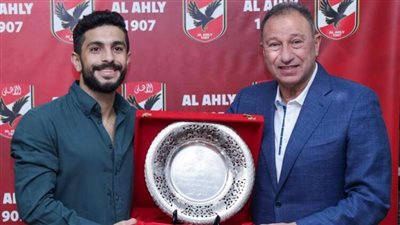 أبواب الأهلي ستظل مفتوحة أمامك.. الخطيب يكرم أيمن أشرف ويهديه درعا خاصا