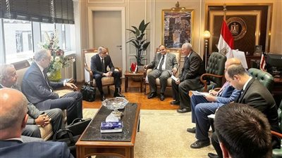 وزير التجارة والصناعة ونائب وزير الصناعة البيلاروسي يبحثان إمكانيات التصنيع المشترك 