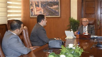 محافظ بورسعيد يلتقي مدير العلاقات الحكومية بشركة فودافون لبحث سبل التعاون 