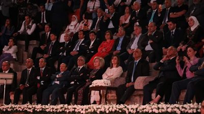 رئيس وزراء الأردن يطلق شعلة مهرجان 