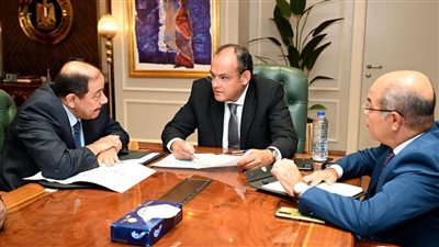 وزير التجارة والصناعة يستعرض تطورات مشروع تنمية منطقة المثلث الذهبي بالصحراء الشرقية  