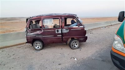 إصابة 12 شخصاً في إنقلاب سيارة شمال السويس