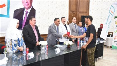 محافظ مطروح يسلم هدايا التحالف الوطنى للعمل الأهلي التنموي