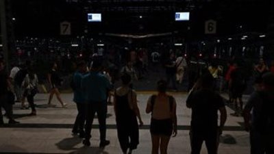 انقطاع تام للكهرباء في عدد من المحافظات بالعراق