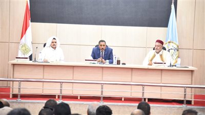 شعيب يلتقي مع متضررى حريق أحد المولات التجارية بمطروح