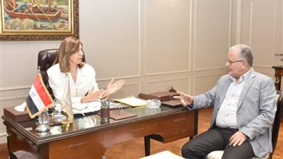 وزيرة الثقافة تلتقي قيادات الوزارة لمناقشة الخطة الاستثمارية لهيئاتهم