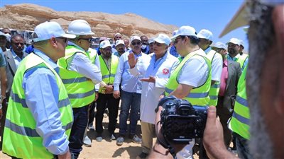 وزير قطاع الأعمال العام في جولة ميدانية بشركة النصر للتعدين بأسوان 