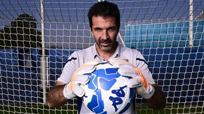 بعد مسيرة 30 عاما.. نهاية رحلة العنكبوت بوفون يعتزل كرة القدم