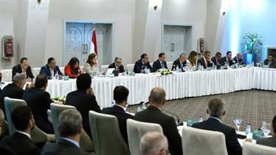 رئيس الوزراء يترأس مائدة مستديرة حول صناعة الهيدروجين الأخضر