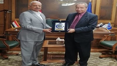 محافظ السويس يهدي درع المحافظة 