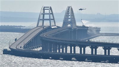 روسيا تفرض قيودًا على حركة السفن والطائرات فى مضيق كيرش